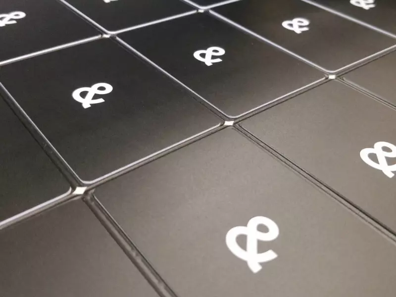 carte de visite sans contact finition UV en PVC fond noir